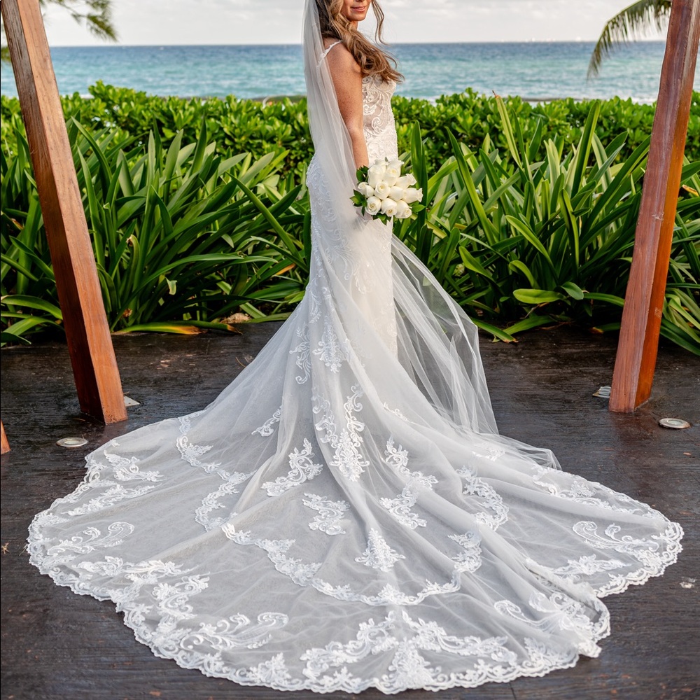 Essence of Australia style D2771 wedding gown.
Size 10-- street size 6.